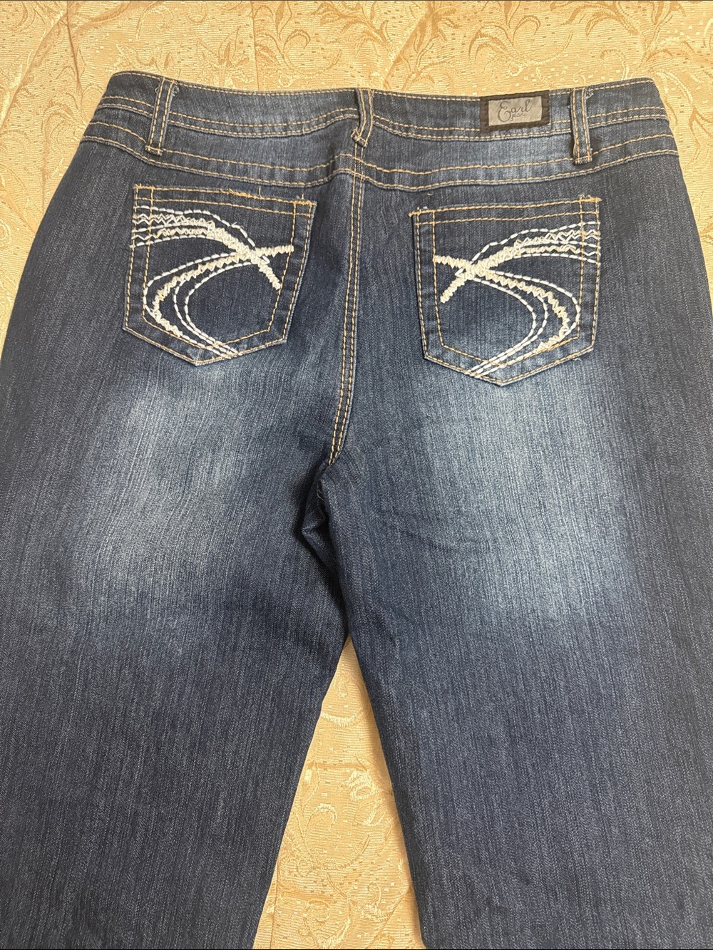 Dark Washed Earl Capris Jeans - Picture 5 of 5